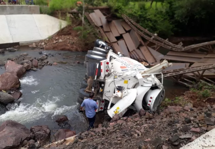 El puente sobre el rio Piedra se encontraba en uso como método de comunicación de forma temporal, en la via que se encuentra en construcción. Foto/Thays Dominguez