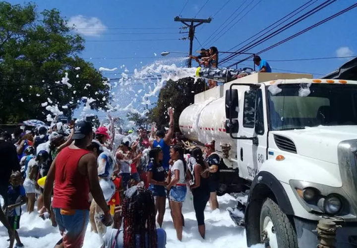Los camiones cisternas para abastecerse de agua en el río El Ahogado en el corregimiento de Santa Rita, debido a la prohibición del Ministerio de Salud (Minsa) para el uso del río Trapichito. Foto/Eric Montenegro