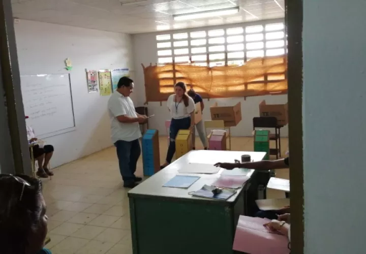 el candidato por el Partido Alianza, Eloy Chon, emte el voto en la escuela Pastorcitos de Fátima. Foto/Eric Montenegro