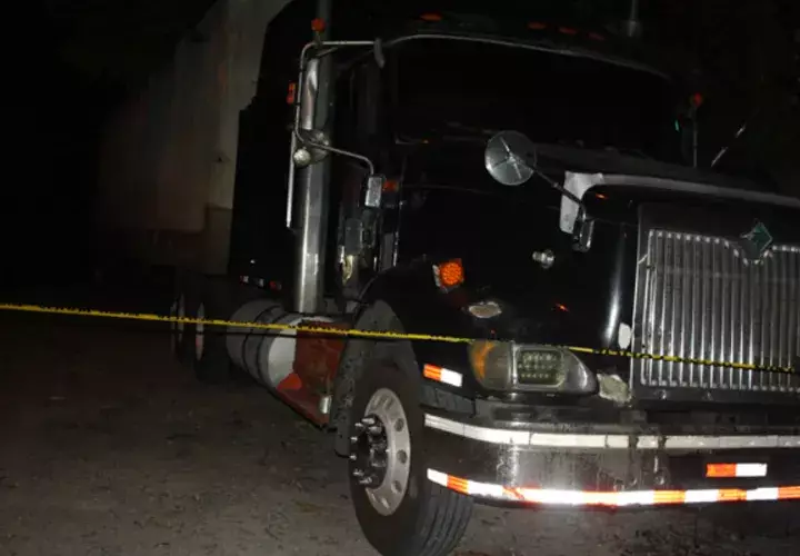  La droga era transportada en uno de los tanques de combustible del camión cisternas, el cual viajaba con dirección al interior del país. Foto/Eric Montenegro