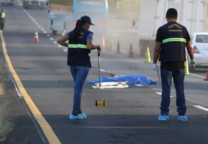 Las autoridades buscan al conductor implicado en este caso de atropello y fuga. Foto/Eric Montenegro