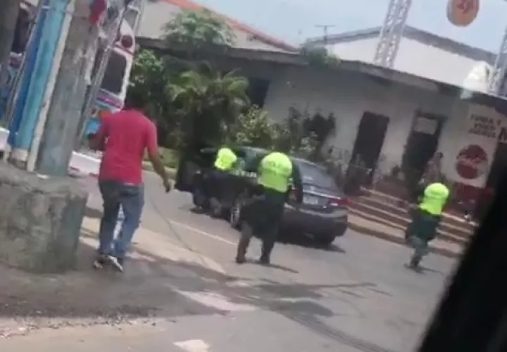 Miembros del tránsito tratan de alcanzar a la conductora que se dio a la fuga durante un operativo. 