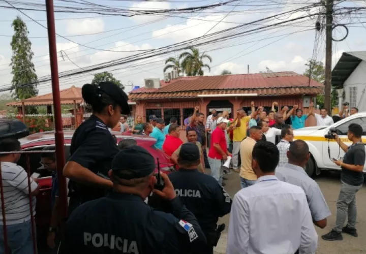 Los transportistas del sector selectivo de Panamá Oeste, ya habían mostrado su disconformidad sobre éstos cupos alfanumérico 13T. Foto/Eric Montenegro 