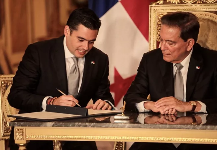 Laurentino Cortizo y José Gabriel Carrizo firmaron Ayer el Decretos Ejecutivos No.112 y No. 113 mediante los cuales nombró formalmente a su gabinete.
