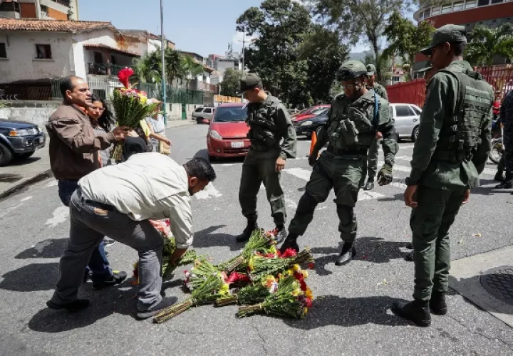 Colocan ofrendas florales en honor al capitán Rafael Acosta Arévalo. FOTO/EFE