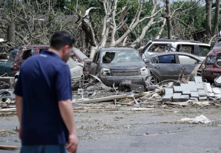  Una línea de fuego rápido de aparentes tornados atravesó Indiana y Ohio de la noche a la mañana, tan cerca que uno cruzó el camino tallado por otro. Al menos media docena de comunidades del este de Indiana a través del centro de Ohio sufrieron daños, según el Servicio Meteorológico Nacional. FOTO/AP