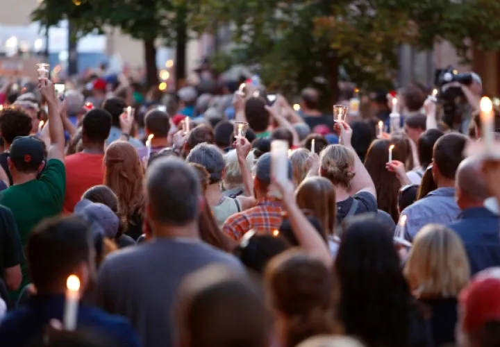 La gente llena las calles durante una vigilia después de un tiroteo en el distrito de Dayton, Ohio, EE. UU. FOTO/AP