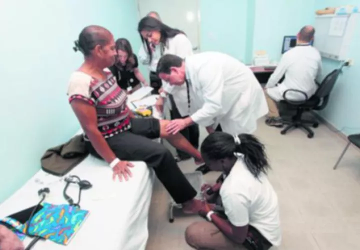Los pacientes son evaluados, previamente. Foto de Archivo
