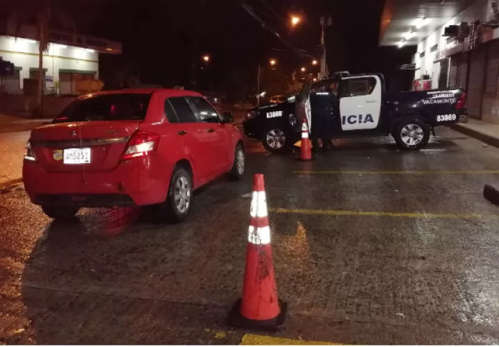 Los empleados de la gasolinera informaron a la Policía Nacional (PN) que los delincuentes viajaban en un auto sedán, color rojo; el cual fue ubicado posteriormente durante un operativo policial.