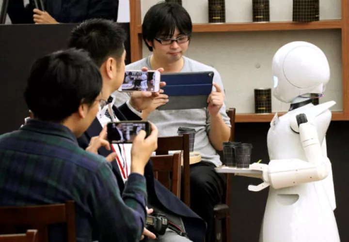 OriHime-D, el robot camarero. Foto/EFE