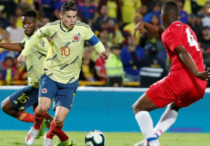 James Rodríguez  de Colombia disputa el balón contra Fidel Escobar (der.) de Panamá. Foto:EFE