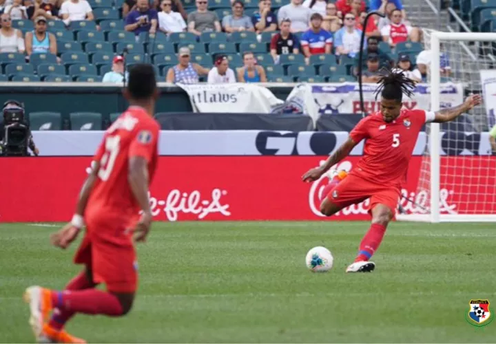 Román Torres despeja el balón. Foto: @Fepafut