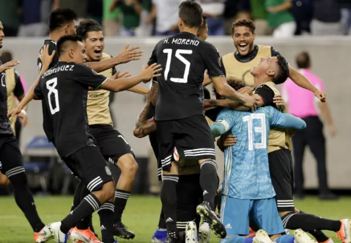 Jugadores de México festejan su pase a la final de la Copa Oro. Foto:AP