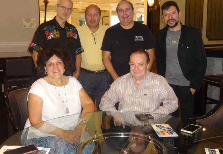 Maestro James Brooks-Bruzzese, director de Simphony of The Americas y algunos miembros de esta. Rosalina Orocú Mojica