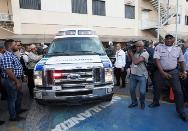 Ambulancia que transporta a David Ortiz al aeropuerto para ser trasladado a Boston. Foto:EFE