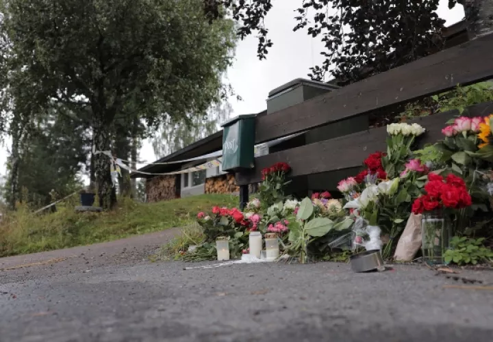 Las flores se encuentran al lado de la casa donde se encontró el cuerpo de la hermanastra de un presunto pistolero, en Baerum, Noruega.FOTO/AP