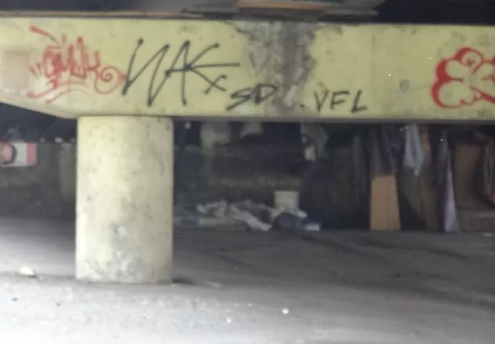 Otra 'habitación' bajo el puente vehicular. Foto: Rosalina Orocú Mojica