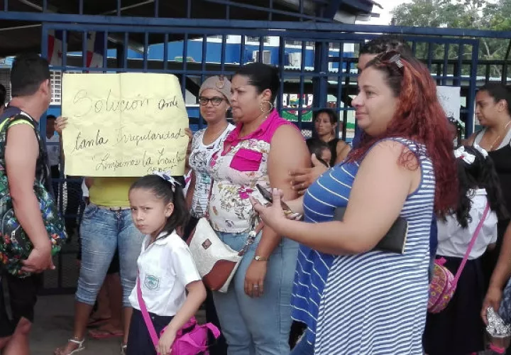 Los padres de familia de la escuela Bilingüe El Tecal ubicada en Arraiján  exigían la presencia de la ministra de Educación.
