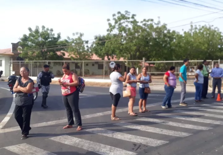 Los padres de familia bloquearon por espacio de una hora todos los accesos alrededor de la escuela, impidiendo el paso de los vehículos, para exigir la presencia de las cuadrillas del IDAAN a solucionar el problema. Foto/Thays Domínguez