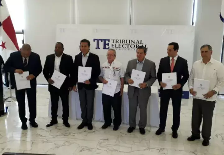 Representantes de partidos políticos y los candidatos por la libre postulación recibieron el documento.