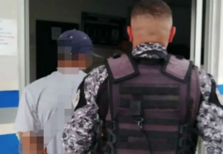 Las extranjeras al percatarse del hecho ambas se defienden y rocían gas pimienta, por lo que el sujeto las lesiona y sale huyendo de la escena.