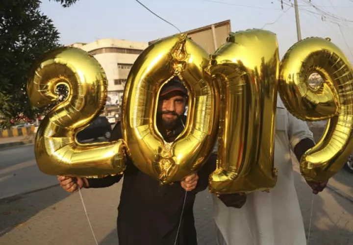 En Pakistán salieron a las calles para festejar la llegada del nuevo año. FOTO/AP