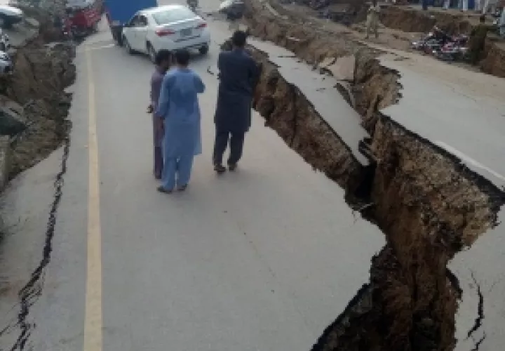 Carretera dañada causada después de un terremoto de magnitud 5,8 con epicentro en Mirpur, FOTO/AP