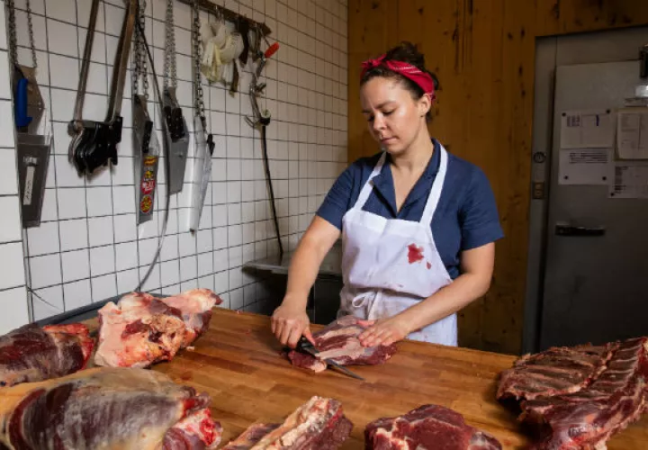 Janice Schindler, de 28 años, se convirtió en carnicera tras llevar un estilo de vida libre de animales en la prepa. Foto: Benjamin Norman para The New York Times.