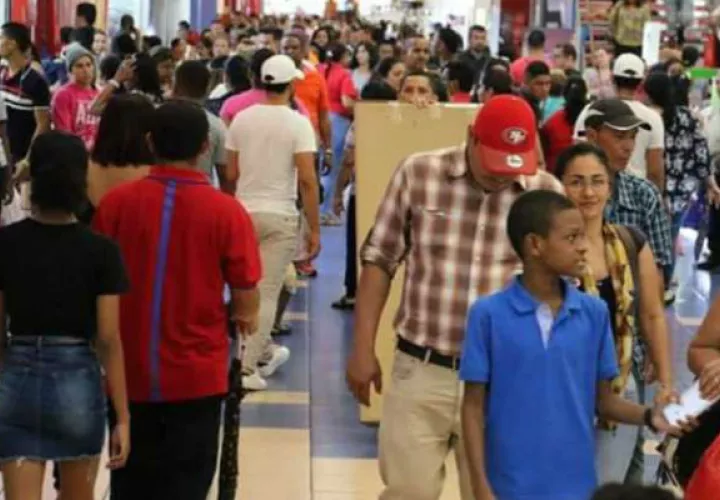 Algunos consumidores aprovechan ofertas del Panamá Black Weekend y adelantan las compras de Navidad.  Foto: ATP