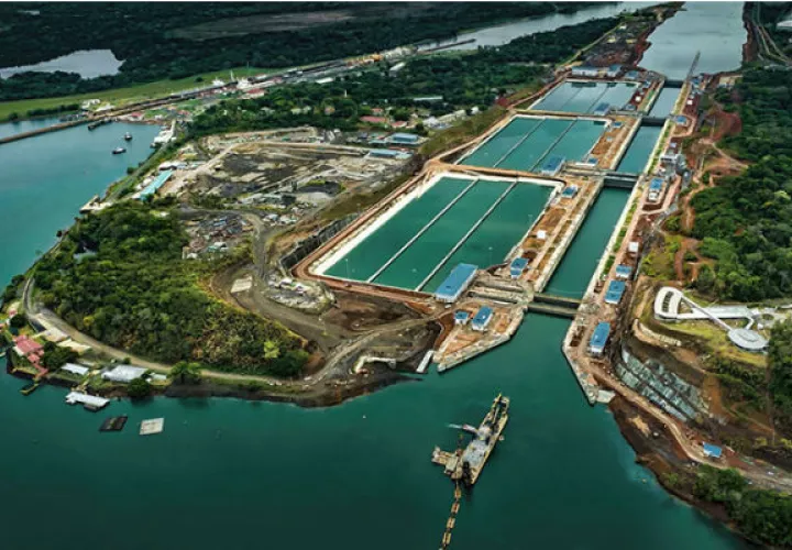 El buque Bulktec inició hoy su tránsito por el la vía interocéanica, de Pacífico al Atlántico.
