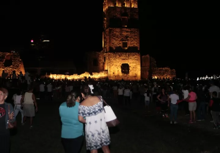 El día histórico de los 500 años de la ciudad culminó con fuegos artificiales y la iluminación de la torre de Panamá La Vieja. Foto de Víctor Arosemena