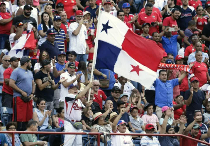 Un aficionado hace barra a los Toros de Panamá en la final de la Serie del Caribe. Foto:AP