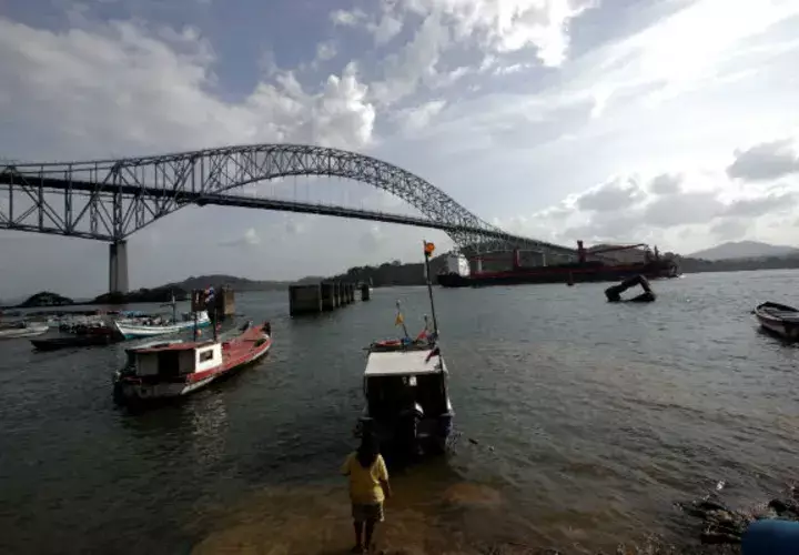 Un buque transita en la entrada pacífica del Canal de Panamá. Foto: EFE. 