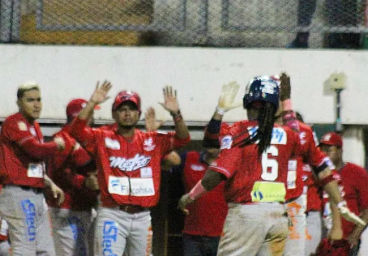 Metro ganó tres de sus cuatro partidos de la final en el Kenny.
