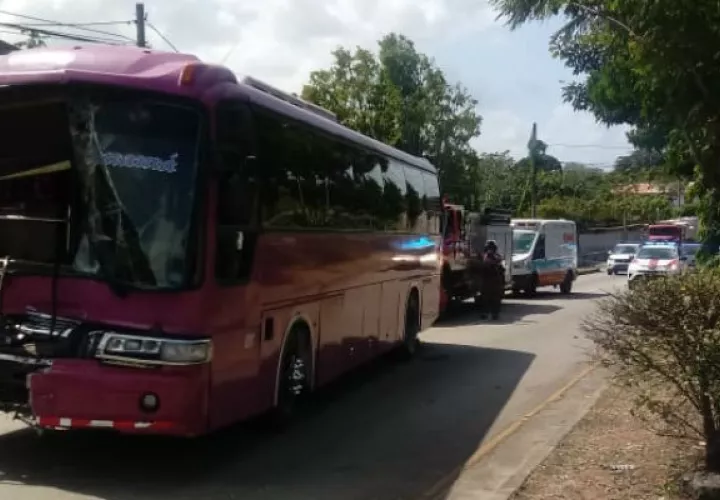 Uno de los buses era "diablo rojo" y el otro de la ruta La Chorrera. Foto: Eric A. Montenegro.