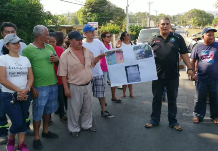 El río indican los manifestantes era utilizado por ellos para abastecerse de agua, los días en que los camiones cisternas no acudían a la comunidad con el agua potable.