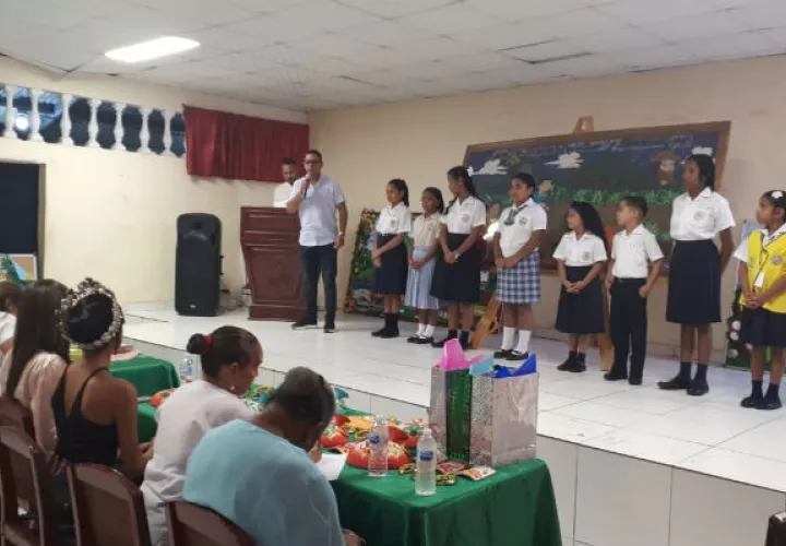 En el distrito de La Chorrera  la Junta de Festejos y Efemérides Patrias, presidida por el profesor Manuel Douglas, ha incorporado la realización de un desfile folclórico, en el cual participan diversos grupos con bailes propios de cada provincia del país.