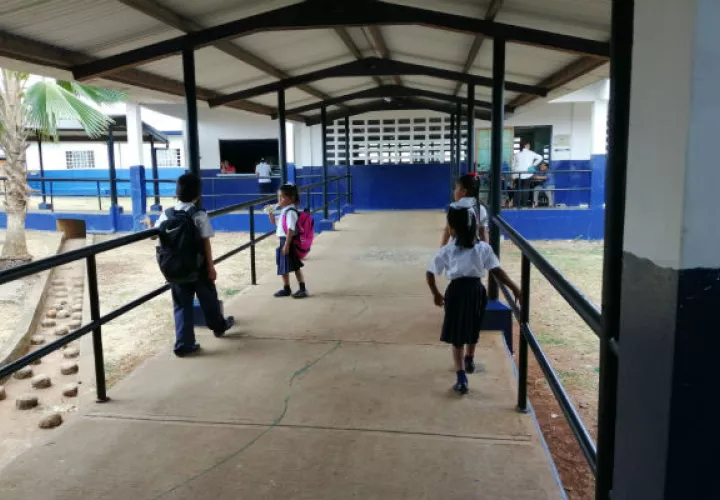 Las clases en el centro de educación básico genera de El Progreso en Puerto Caimito de La Chorrera.