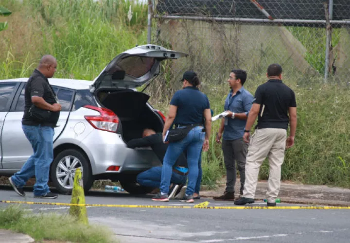 El carro estaba abandonado en Altos de El Tecal en Arraiján. Foto: Eric A. Montenegro.