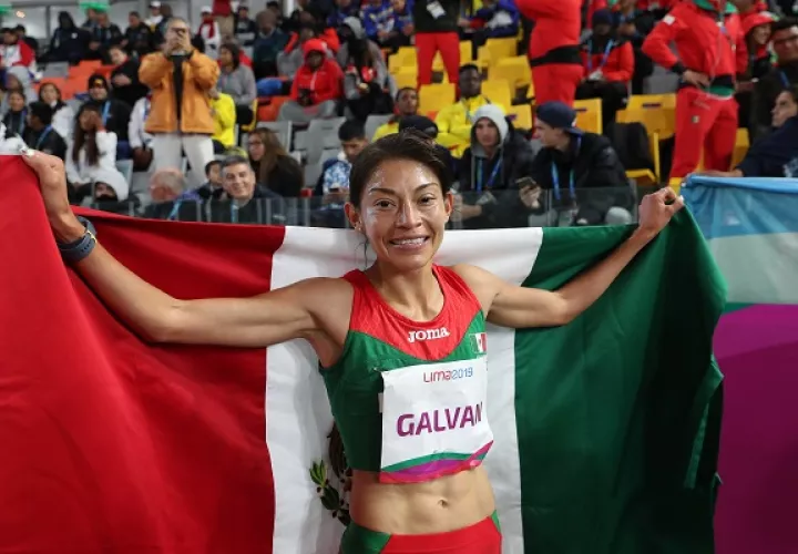 Laura Galván de México celebra  la medalla de oro  en 5,000 metros femenino. Foto:EFE 