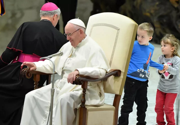 El padre del niño, Ariel Wirth, dijo que Wenzel sufre problemas de comportamiento además de limitaciones en el habla, y que en su casa la familia deja que se exprese lo mejor que pueda. FOTO/EFE