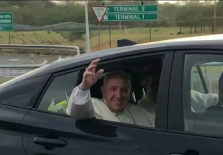 Papa Francisco rompe protocolo, carga un bebé y le da la bendición a su llegada a Panamá. Foto: JMJ