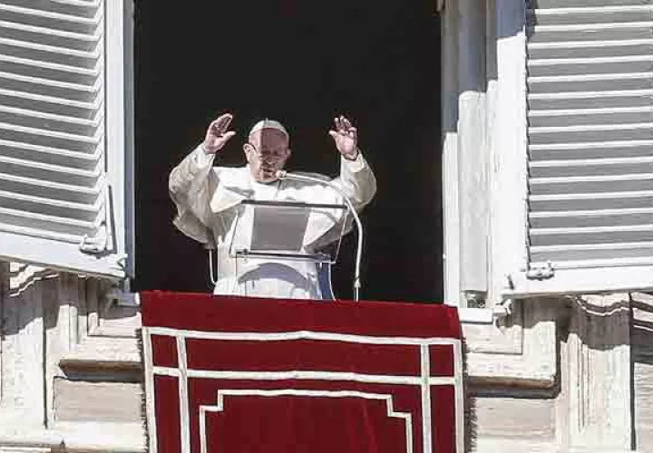 "Tenemos que aprender de las madres que el heroísmo se manifiesta en la entrega de uno mismo, la fortaleza en la compasión, la sabiduría en la mansedumbre", dijo el papa. FOTO/AP