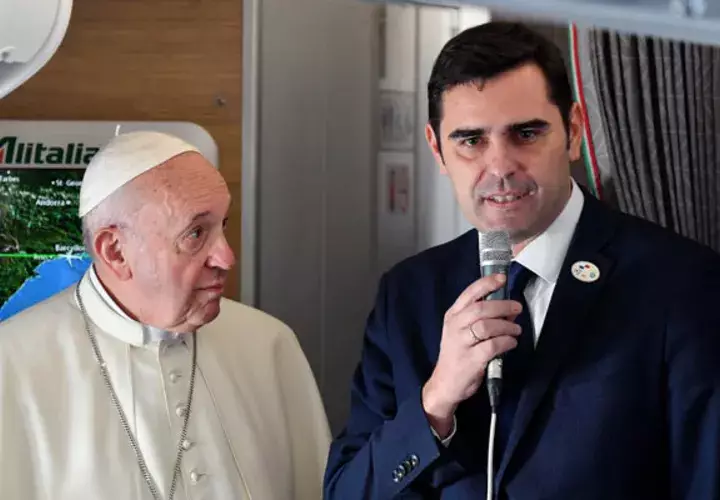 El papa saludo a los 70 periodistas que lo acompañan en el viaje. FOTO/EFE