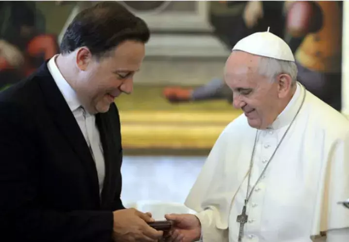 El papa Francisco junto al presidente Juan Carlos Varela. 
