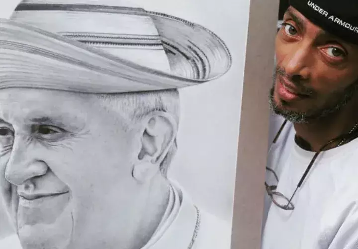 Carlos Hutchinson junto a su obra del Papa Francisco. 