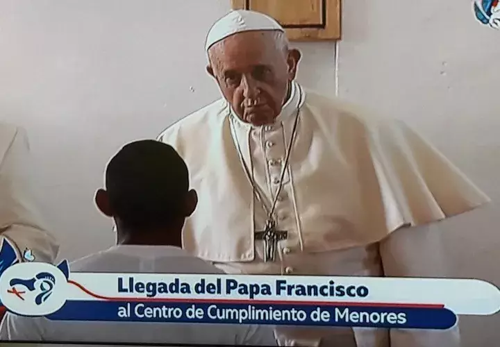 El papa Francisco frente a un joven privado de libertad. 