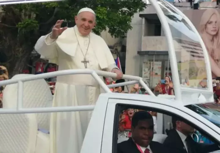 Papa Francisco rompe protocolo, carga un bebé y le da la bendición a su llegada a Panamá. Foto: JMJ