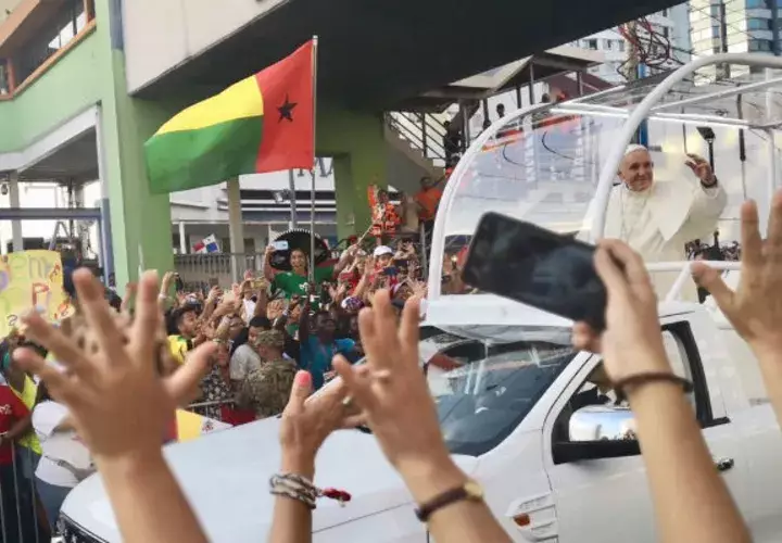 Dos jóvenes violan seguridad e intentan tocar al papa Francisco en Panamá. Foto: JMJ.