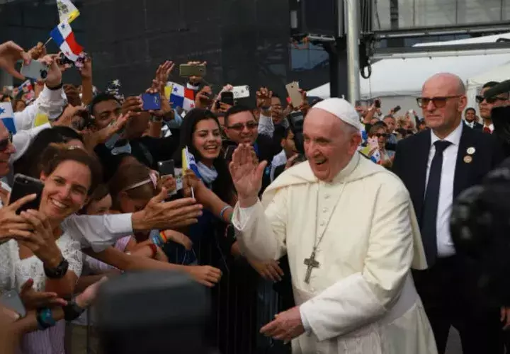 Papa Francisco rompe protocolo, carga un bebé y le da la bendición a su llegada a Panamá. Foto: JMJ